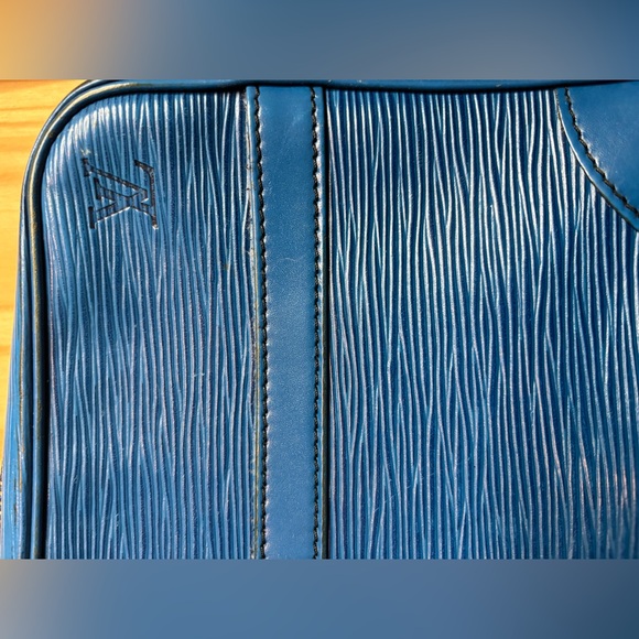 LOUIS VUITTON Trocadero 24
Shoulder Bag Epi Leather Blue - Picture 2 of 11